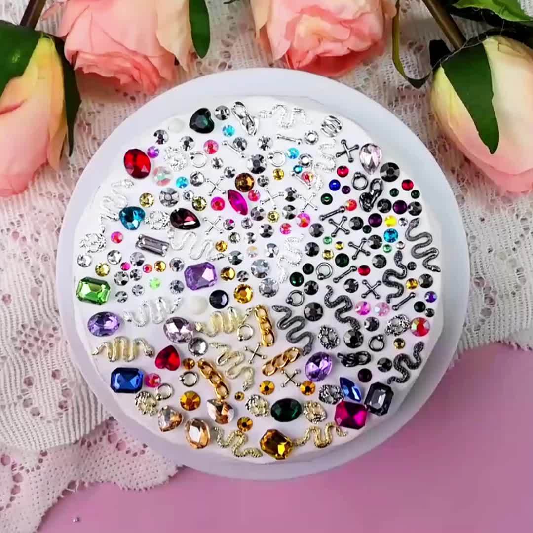 300 Pieces Of Y2K Black Golden Silvery Punk Cone Rivet 3D Golden Skull Cross Chain Snake Pattern Retro Alloy Golden Nail Pendant Glass Pointed Bottom Gem Resin Water Drill Female Girl Golden Nail DIY Nail Art Decoration Set